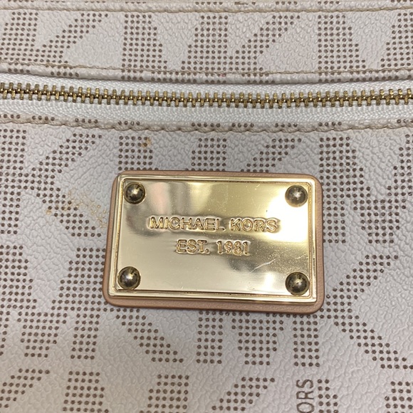 MICHAEL KORS CREAM WRISTLET - Picture 2 of 6